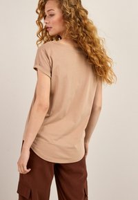 Next CAP SLEEVE - T-shirt imprimé - natural tan brown