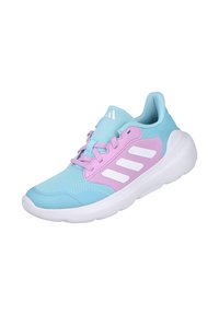 Zapatilla deportiva azul claro y rosa con parte superior de malla, detalles blancos y tres rayas blancas. Suela de goma redondeada para amortiguación.