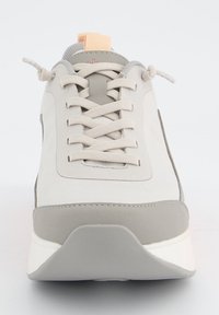 Sneaker con lacci in tela beige con accenti grigi, dotato di punta rotonda, fodera in rete e un pannello a contrasto arancione sul tallone.