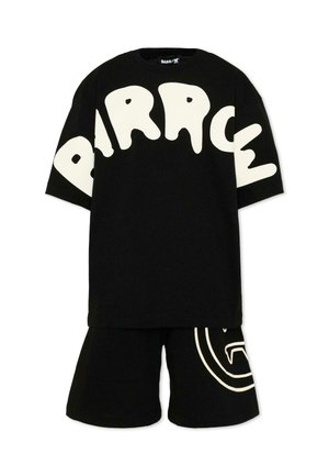 Chemise noire à manches courtes avec grand texte blanc "BARROW" sur la poitrine et les manches, associée à un short noir avec un motif circulaire blanc.