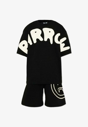 Maglietta nera a maniche corte con grande scritta bianca "BARROW" sul petto e sulle maniche, abbinata a pantaloncini neri con un disegno circolare bianco.