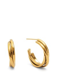 Des boucles d'oreilles en or présentent un design à double torsion, mettant en valeur une surface brillante et une fermeture ouverte. Présentées sur un fond blanc.
