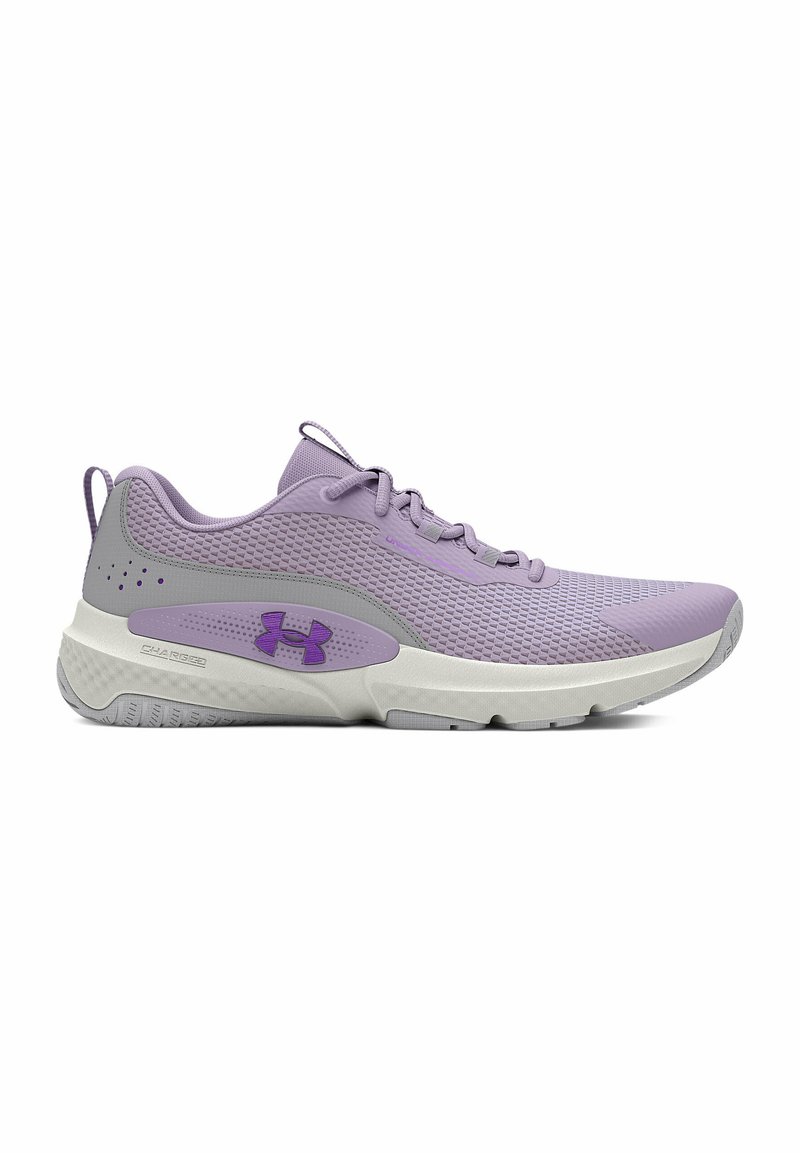 Zapatilla deportiva de color púrpura claro con parte superior de malla texturizada, acentos grises y suela blanca. Presenta un logotipo en el lado y un diseño de cordones.