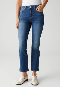 Jeans in denim blu con design a gamba dritta, caratterizzati da una vita alta e un leggero sbiadimento. Cuciture rinforzate e chiusura con bottone in metallo.