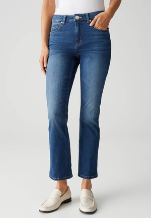 Jeans in denim blu con design a gamba dritta, caratterizzati da una vita alta e un leggero sbiadimento. Cuciture rinforzate e chiusura con bottone in metallo.