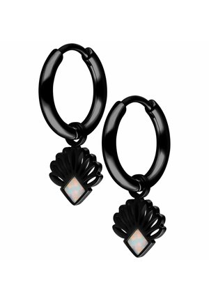 Schwarze Creolen mit einem geschnitzten Muscheldesign und einem zentralen opaleszenten Diamantakzent. Hergestellt aus glattem, glänzendem Material.