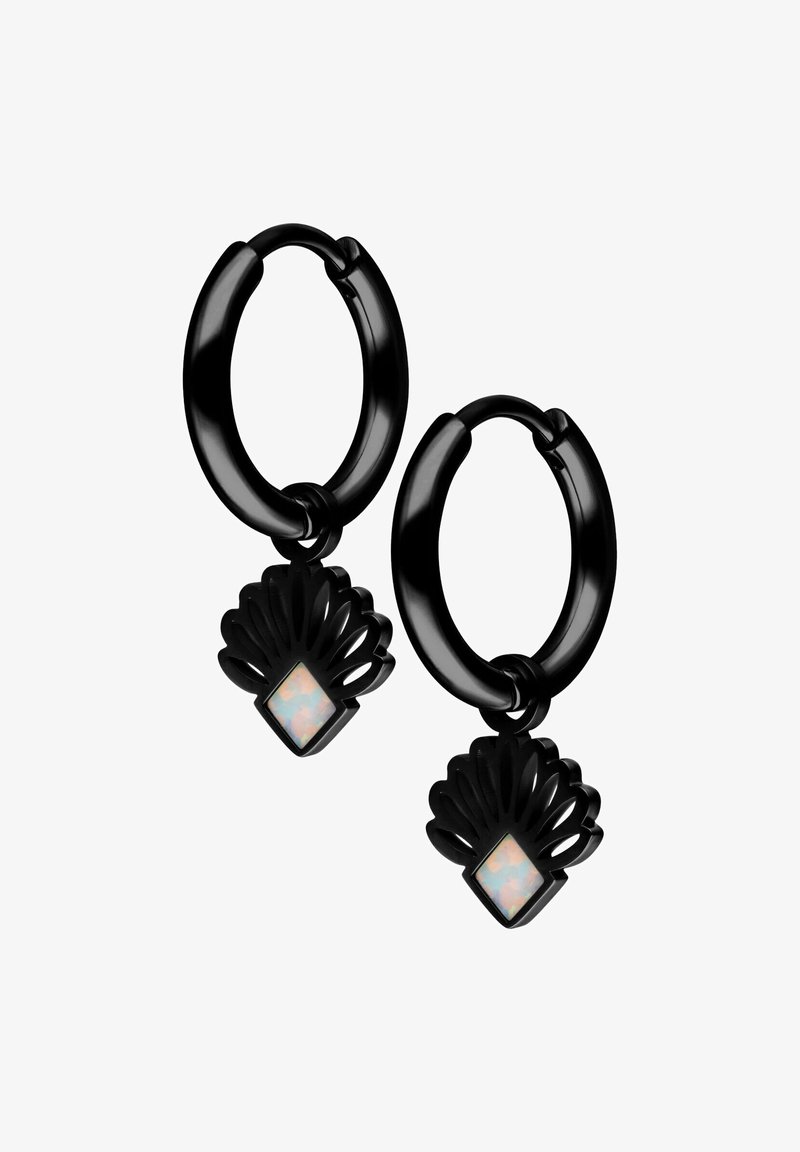 Schwarze Creolen mit einem geschnitzten Muscheldesign und einem zentralen opaleszenten Diamantakzent. Hergestellt aus glattem, glänzendem Material.