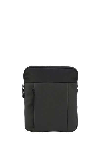 Housse d'ordinateur portable noire en polyester lisse, dotée d'une fermeture éclair supérieure, d'une poche avant et d'un logo en relief subtil. Design rectangulaire minimaliste.