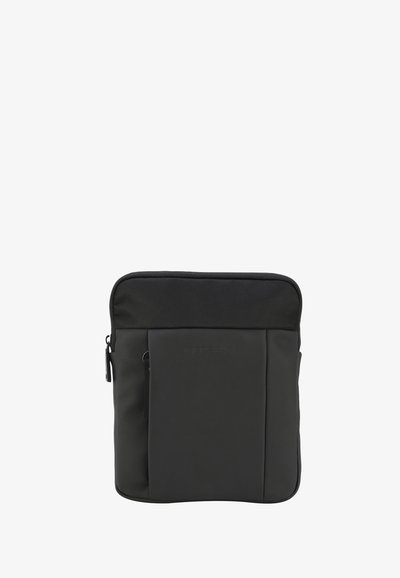 Housse d'ordinateur portable noire en polyester lisse, dotée d'une fermeture éclair supérieure, d'une poche avant et d'un logo en relief subtil. Design rectangulaire minimaliste.