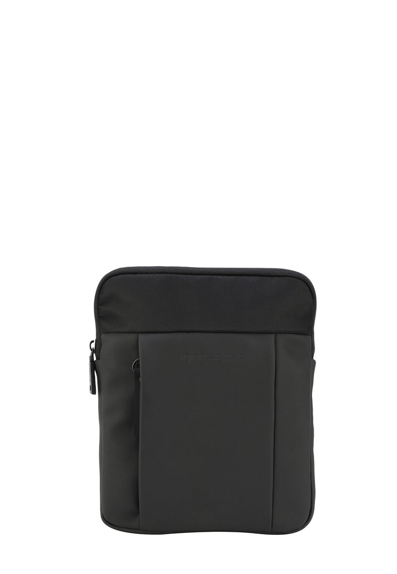 Custodia per laptop nera realizzata in poliestere liscio, dotata di zip superiore, tasca frontale e logo impresso in modo sottile. Design rettangolare minimalista.