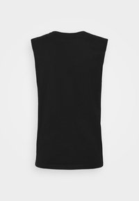 Camiseta sin mangas negra hecha de algodón suave, con un escote redondo y un ajuste relajado, que presenta líneas limpias y sin etiquetas ni patrones visibles.