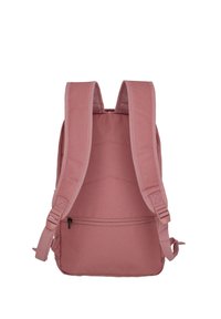 Zaino rosa con spallacci imbottiti, superficie testurizzata, una tasca anteriore con zip e un pannello centrale con una leggera trapuntatura.