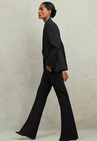 Reiss HAISLEY TAILORED FLARED  - Bukser - navy