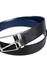 Sort læderbælte med glat tekstur og sølvfarvet metalspænde, med indgraveret mærkenavn. Indersiden er mørkeblå.