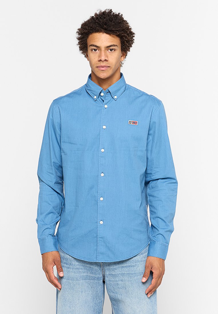 Helle blauen Hemd aus Baumwolle, mit klassischem Kragen, langen Ärmeln und einem kleinen gestickten Logo auf der Brust.