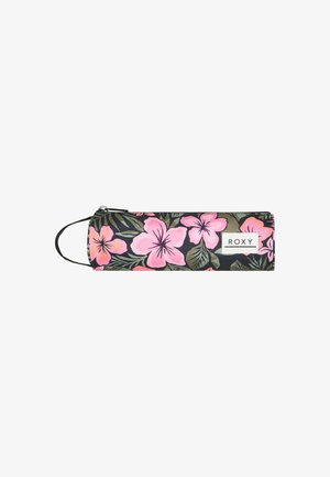 Portapenne floreale con sfondo nero, caratterizzato da fiori di ibisco rosa e verdi. Tessuto resistente con una tracolla sul lato e chiusura a zip.