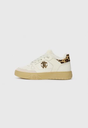 Hvide sneakers med en struktureret overdel, faux fur-foder og leopardprint-detaljer. Har et guld-logo og en beige gummisål.