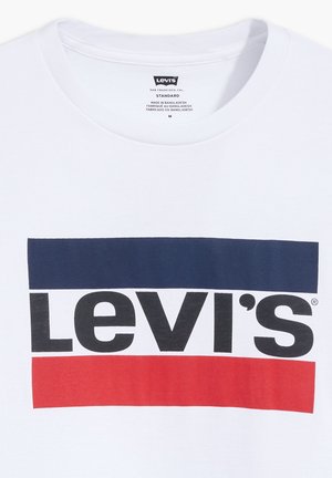 Biała bawełniana koszulka z odważnym, prostokątnym logo Levi's w kolorze granatowym i czerwonym. Klasyczny krój z okrągłym dekoltem i krótkimi rękawami.