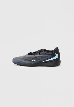 Schwarzer und dunkelblauer Nike-Sportschuh mit hellblauen Swoosh-Logos, niedrigem Schnitt und strukturierter Sohle, von der Seite vor einfachem Hintergrund gezeigt.
