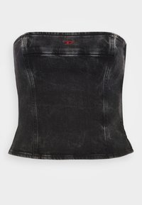 Top senza spalline in denim nero con un design aderente, caratterizzato da cuciture curve e un piccolo accento di logo rosso vicino al colletto. Texture liscia.