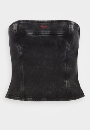 Top sin mangas de mezclilla negra con un diseño ajustado, que presenta costuras curvas y un pequeño logo rojo cerca del escote. Textura suave.