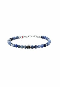 Bracciale in pietre blu con accenti argentati alternati e un charm a forma di ancora nera, dotato di chiusura a catena argentata per una vestibilità regolabile.