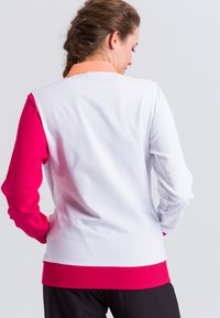 Pulli mit einem Farbblockdesign in Weiß, Pink und Orange. Verfügt über gerippte Bündchen und Saum, eine glatte Textur und einen traditionellen Kragen.