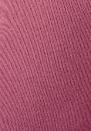 Tejido de punto texturizado en color rosa con un patrón de acanalado vertical, de apariencia suave y ligero brillo. Adecuado para su uso en ropa o tapicería.