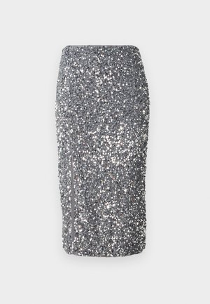 Gonna a tubino argentata con paillettes, caratterizzata da un design aderente, una texture liscia e una cerniera laterale. Il tessuto è densamente coperto di paillettes riflettenti.