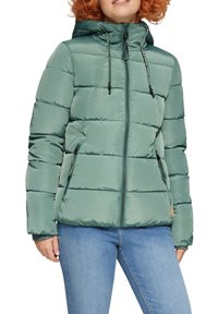 Gevulde groene jas met een capuchon, voorzien van een rits aan de voorkant, verstelbare trekkoorden en twee zijzakken met rits. Glad buitenoppervlak.