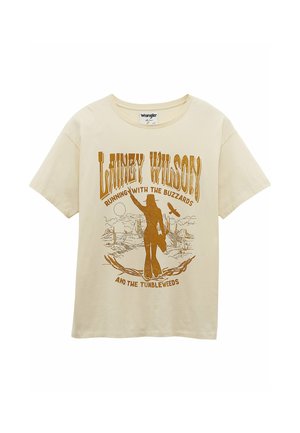 Cremefarbenes T-Shirt mit orangem Motiv einer Person mit Cowboyhut, die die Hand hebt, Wüstenlandschaft, Geier und dem Schriftzug "Lindsey Wilson".