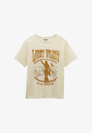 Cremefarbenes T-Shirt mit orangem Motiv einer Person mit Cowboyhut, die die Hand hebt, Wüstenlandschaft, Geier und dem Schriftzug "Lindsey Wilson".