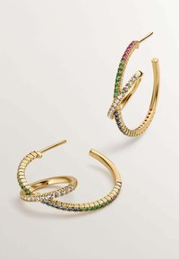 Pendientes de aro de oro con un diseño retorcido, adornados con piedras preciosas multicolores y cristales claros, que exhiben diversas texturas y acabados pulidos.