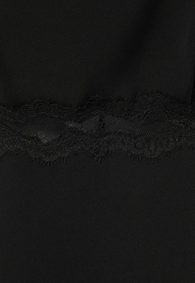 Tessuto nero con una fascia orizzontale di pizzo nero intricato che presenta motivi floreali e a rete al centro.