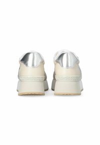 Sneakers bianchi con accenti argentati, dotati di una tomaia in pelle liscia, un tallone testurizzato e un design del suola a motivo.
