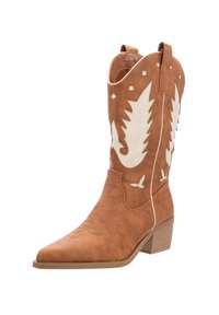 Botte de cowboy en cuir marron avec accents blancs, bout pointu et talon bas. Présente des coutures décoratives et un design découpé sur le tige.