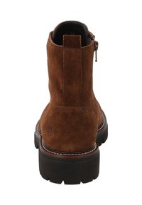 Brązowe zamszowe botki za kostkę z tylnym zamkiem błyskawicznym, teksturowaną powierzchnią i solidną czarną gumową podeszwą. Na pięcie wyraźnie wytłoczone logo.