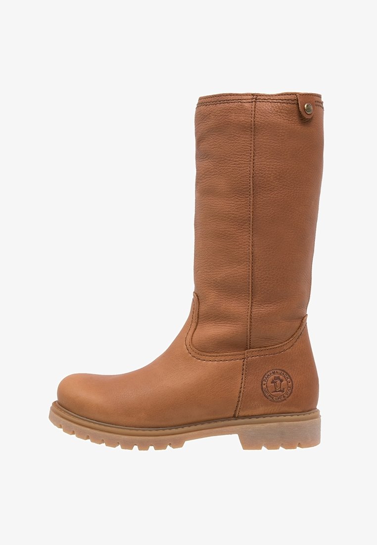 Botte haute en cuir marron avec bout rond, semelle plate à relief, couture latérale et logo de marque rond embossé près du talon.