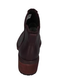 Burgunderfarbene Leder-Ankle-Boots mit strukturiertem Finish, elastischen Seiteneinsätzen und einem gestapelten Holzabsatz. Minimalistisches Design und runde Zehenpartie.