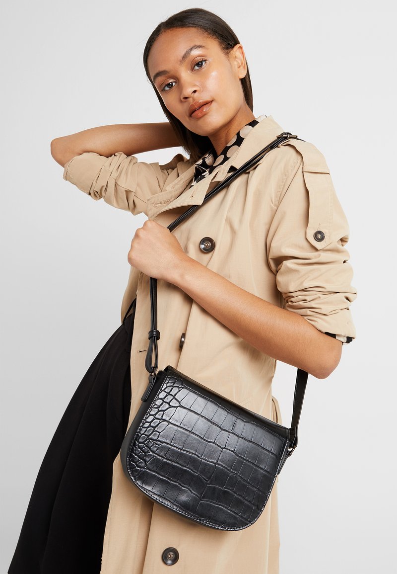TOM TAILOR Nola Flapbag Umhängetasche Tasche Black Schwarz