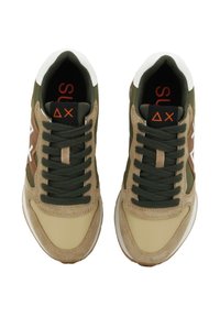 Tenisky s béžovo-zelenou farebnou schémou. Vyrobené z kože a semišu, s bielou podrážkou, zelenými šnúrkami a kontrastnými detailmi loga.