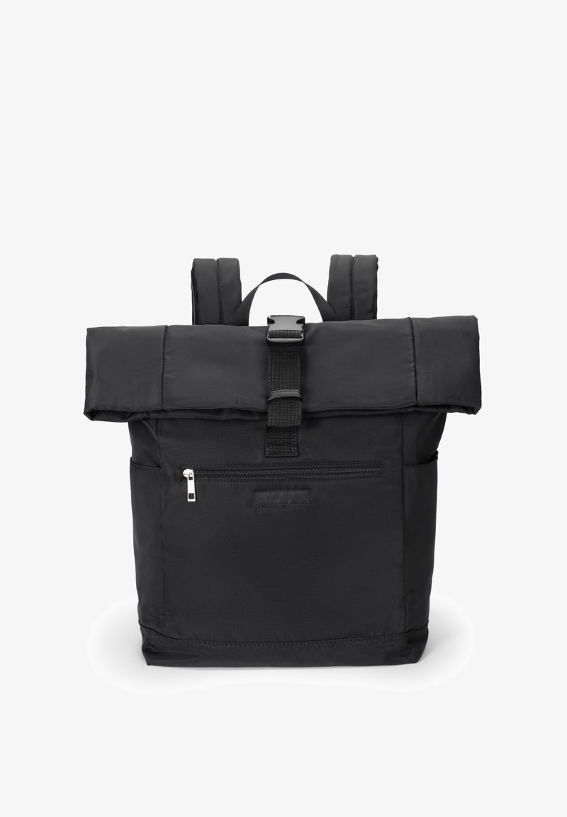 Sac à dos noir avec un design à enroulement supérieur, en tissu. Comprend des bretelles réglables, une poche frontale zippée et une fermeture à sangle sécurisée.