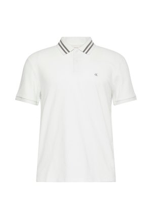 Polo blanco en mezcla de algodón, con tapeta de dos botones y cuello a rayas en gris. Tiene logo en el pecho izquierdo. Mangas cortas.