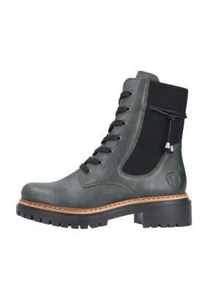 Bottine en cuir vert avec un panneau en maille noire texturée, devant à lacets, semelle en caoutchouc épaisse et détail de couture contrastant en taupe.