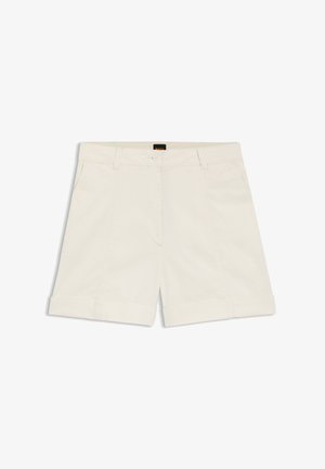 Pantalones cortos entallados de color beige claro con trabillas para el cinturón, bolsillos delanteros y dobladillos remangados, extendidos sobre un fondo blanco.