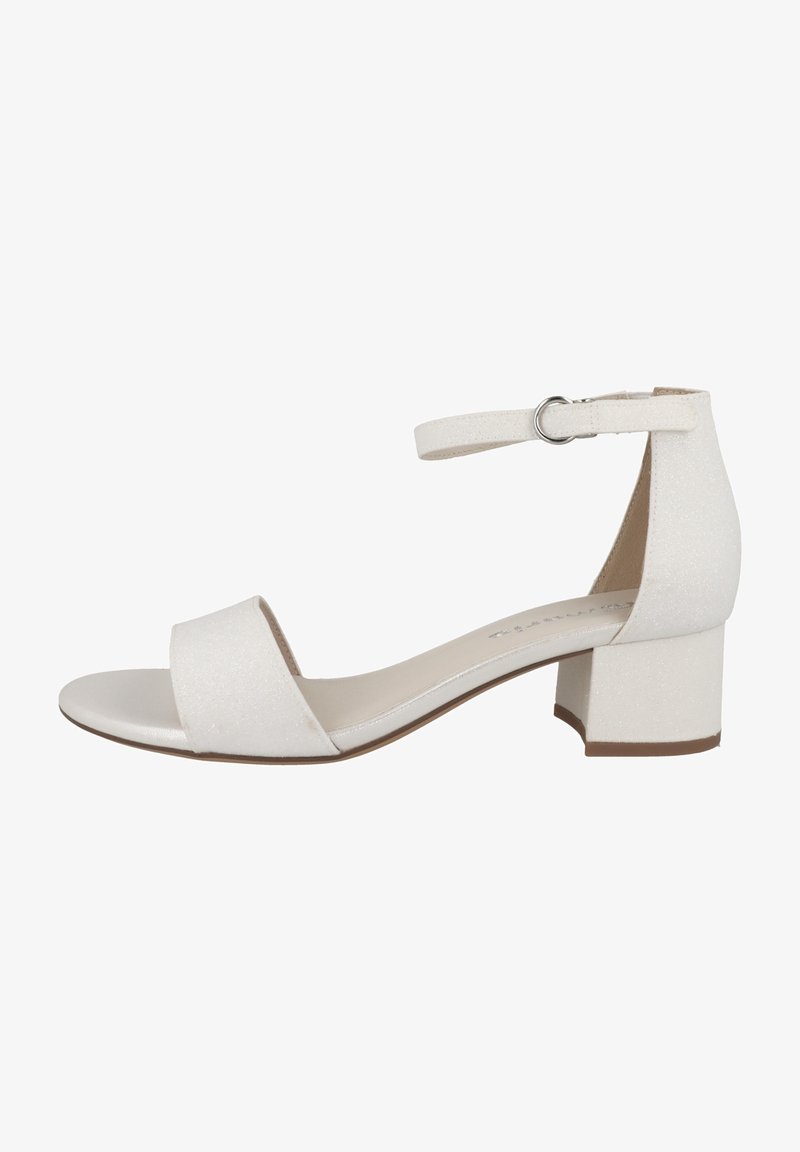 Sandale blanche à petit talon carré, avec bride à la cheville et bout ouvert, texture lisse et boucle argentée sur la bride.
