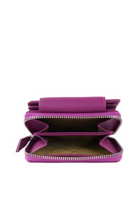Fuchsia Leder Geldbörse mit Reißverschluss, ausgestattet mit zwei offenen Fächern und Kreditkartenfächern, sichtbaren Nähten und glatter Textur.