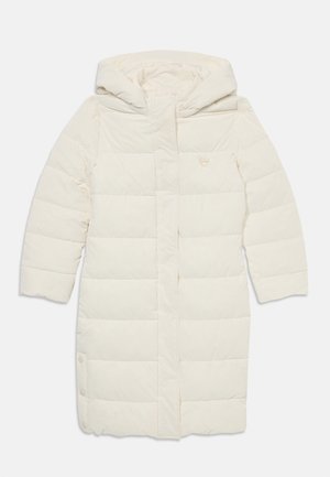 Manteau matelassé long de couleur crème avec capuche, doté d'un design en quilt et d'une fermeture à boutons à l'avant. Comprend une poche poitrine avec un logo en forme de cœur.