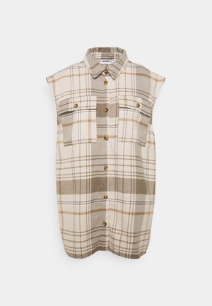Chemise sans manches à carreaux beige et marron avec boutons, deux poches poitrine et col pointu sur fond uni.