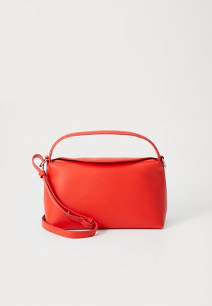 Bolso de cuero rojo con una textura suave, de forma rectangular, con un asa corta en la parte superior y una correa para el hombro extraíble.